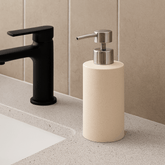 dispenser porta sabonete líquido na pia de lavabo com torneira preta e pia vanilla